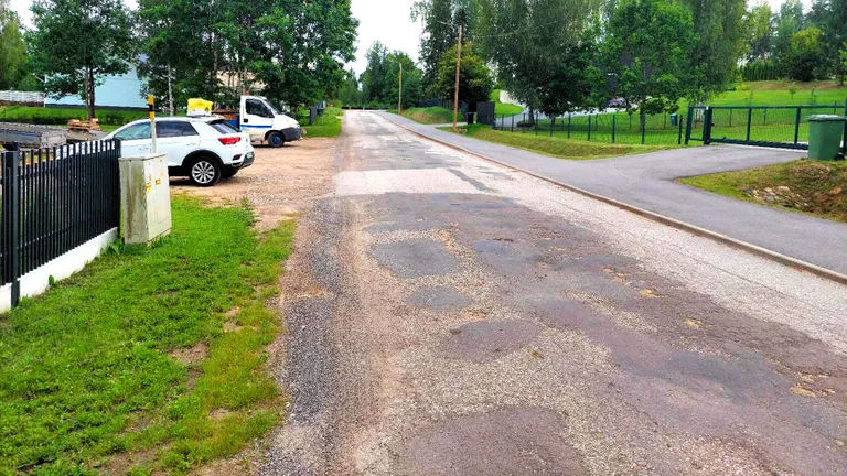 Mesika tänav, mis kohati laieneb, siis taas kitseneb.