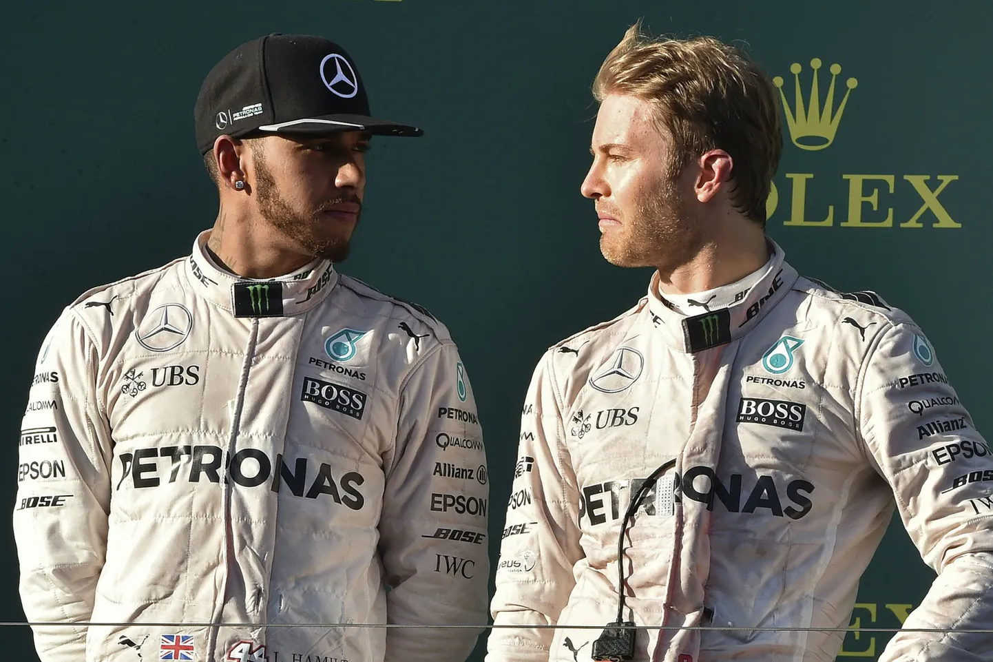 Nico Rosberg (paremal) ja Lewis Hamilton on viinud Mercedese võistkonna rekordi lävele.
