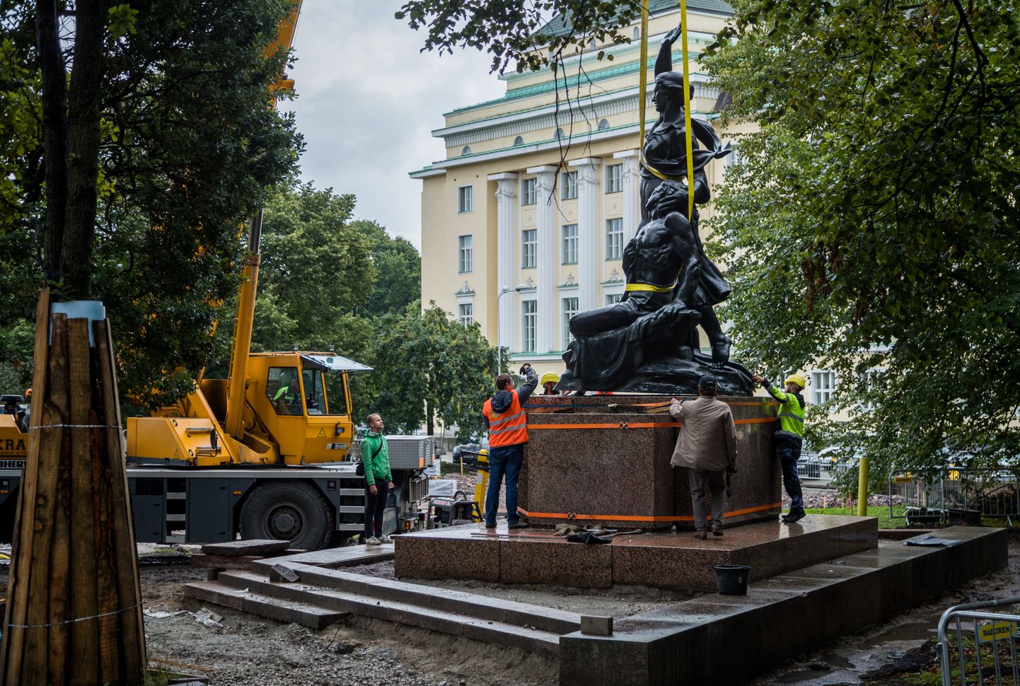 Tallinn, Eesti, 25.08.2017
1905. aasta tulistamise mälestusmärgi skulptuuriosa tõsteti kraanaga uude asukohta. Töömehed.
FOTO: MIHKEL MARIPUU/POSTIMEES