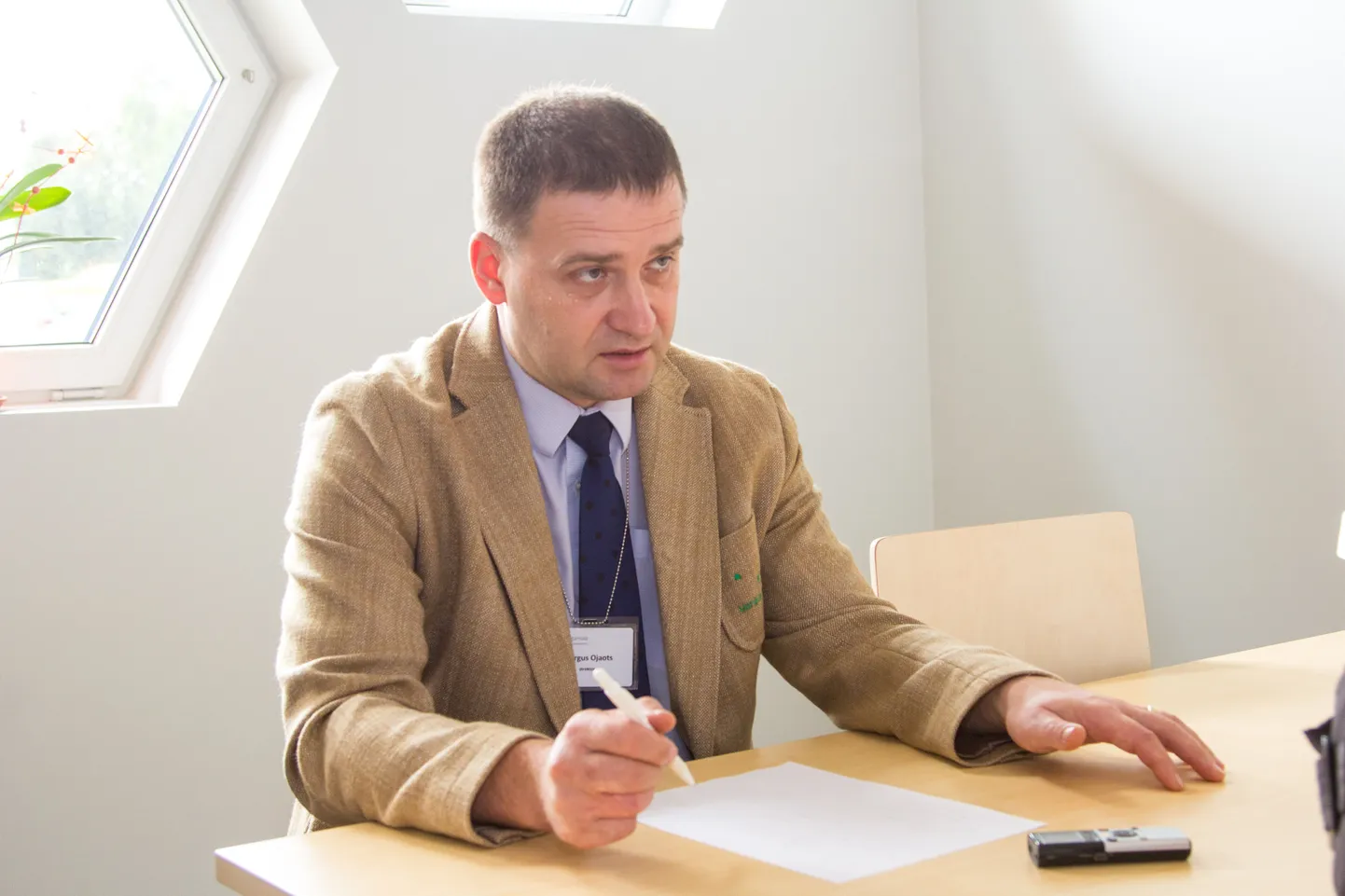 Märtsist Valga kutseõppekeskuse direktorina töötav Margus Ojaots on läbi viinud struktuurimuudatusi, mis on küll parandanud õppeasutuse majanduslikku seisu, kuid tekitanud vastuseisu kollektiivis.