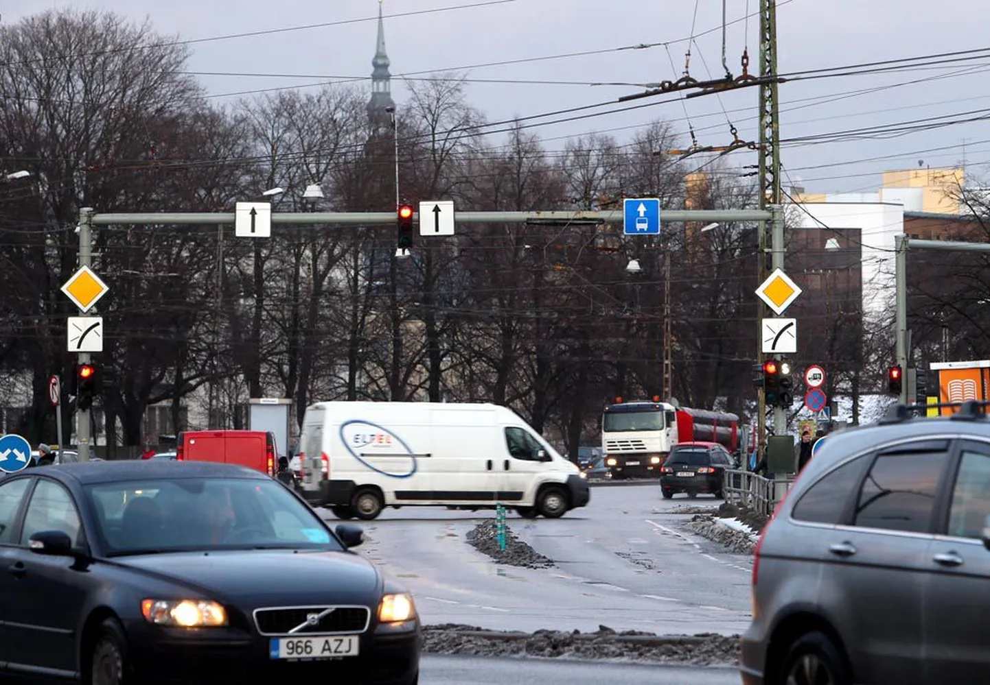 Mullu septembris tuvastati taksopargi ristmikul ühe ööpäeva jooksul 4003 liikluseeskirja rikkumist, pärast kaamerate paigaldamist loodetakse nende arvu vähenevat kümme korda.
