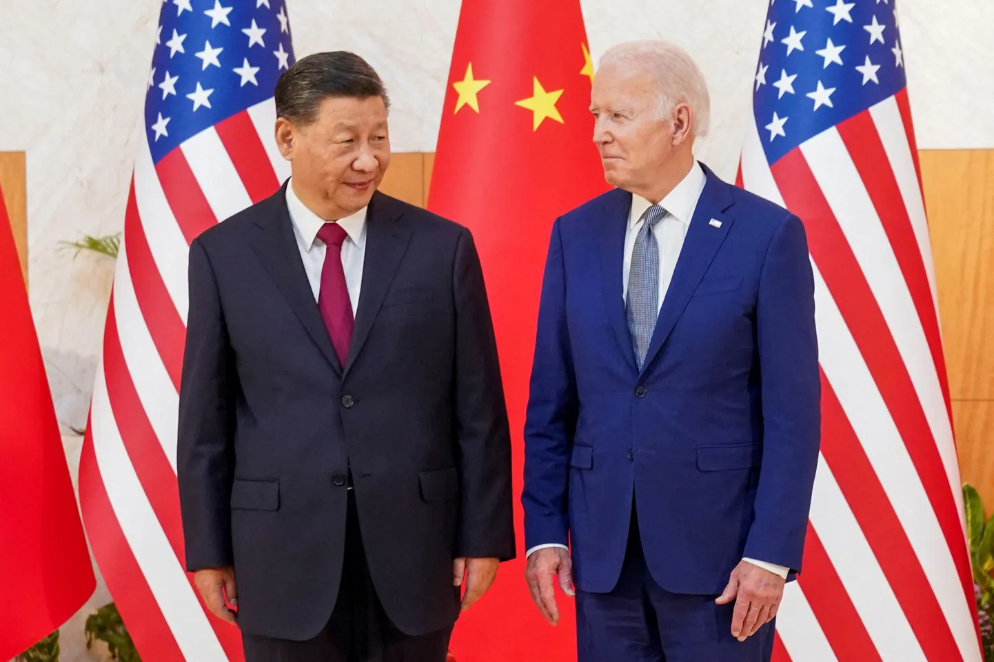 Ķīnas un ASV prezidenti Sji Dzjiņpins un Džo Baidens.
