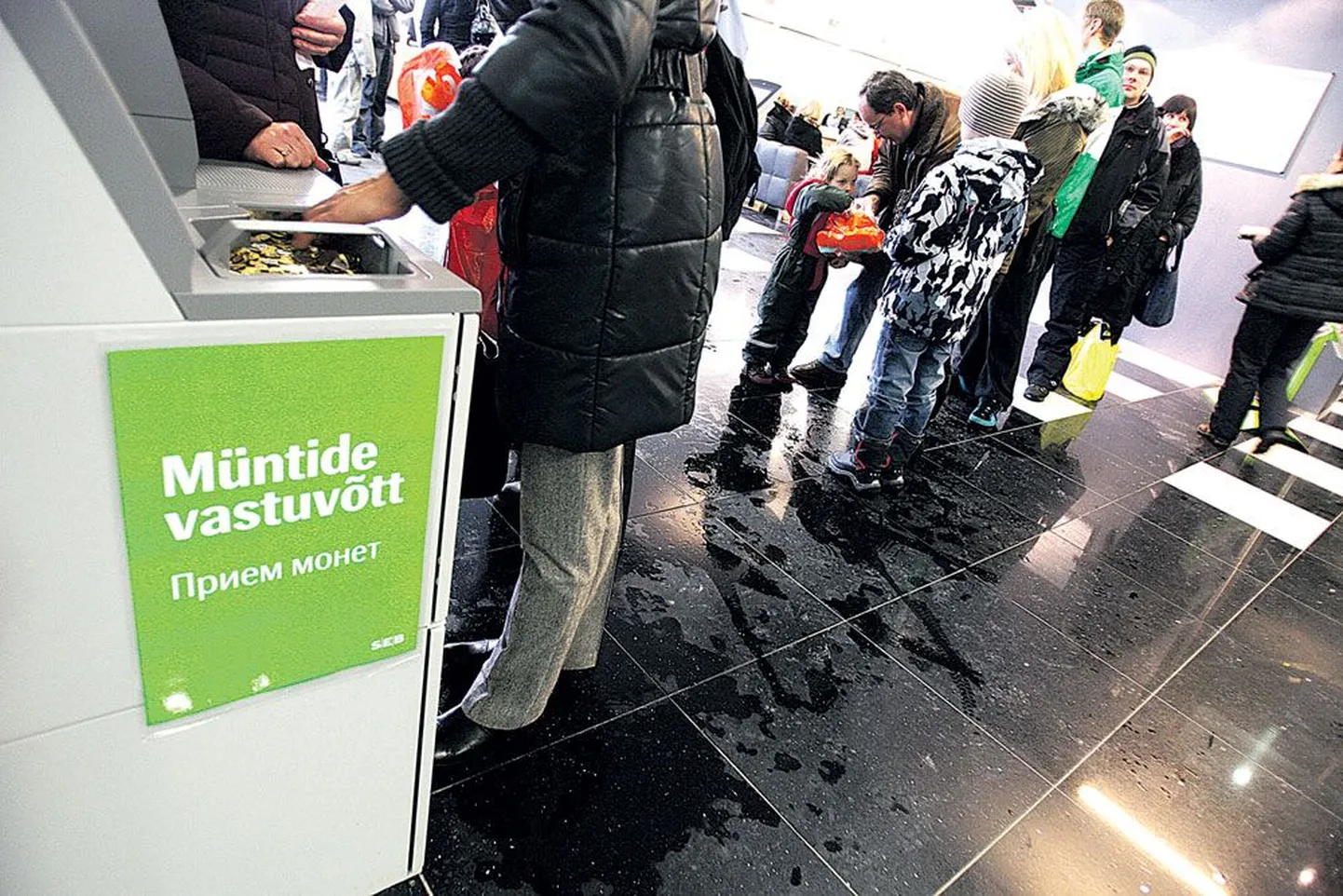 SEB Ülikooli tänava kontoris oli eile mündimasina taga ootel kümmekond inimest.