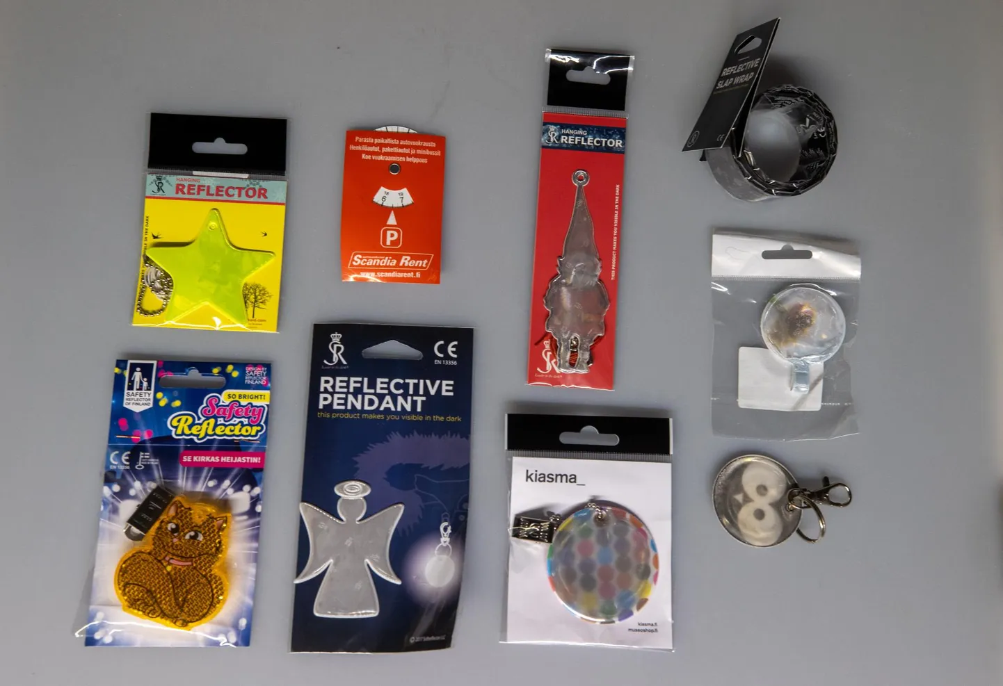 Postimees valis katsetamiseks erinevaid helkureid, teiste hulgas ka plastprismast helkuri, mis pildil all vasakus nurgas.