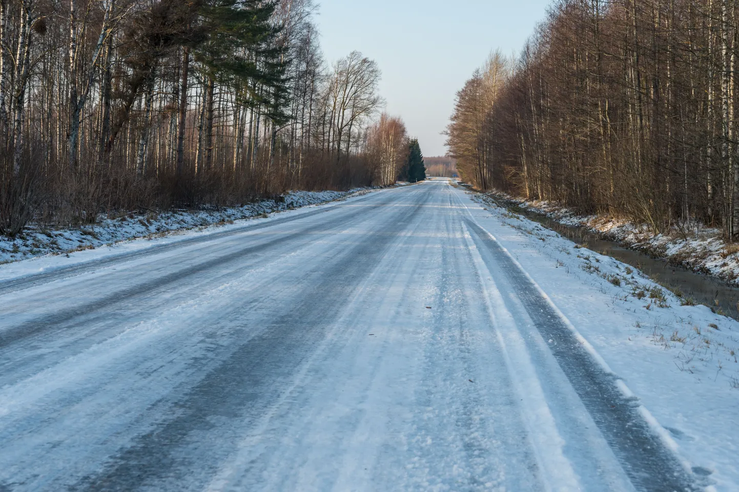 Talviselt jäine külavahetee.
