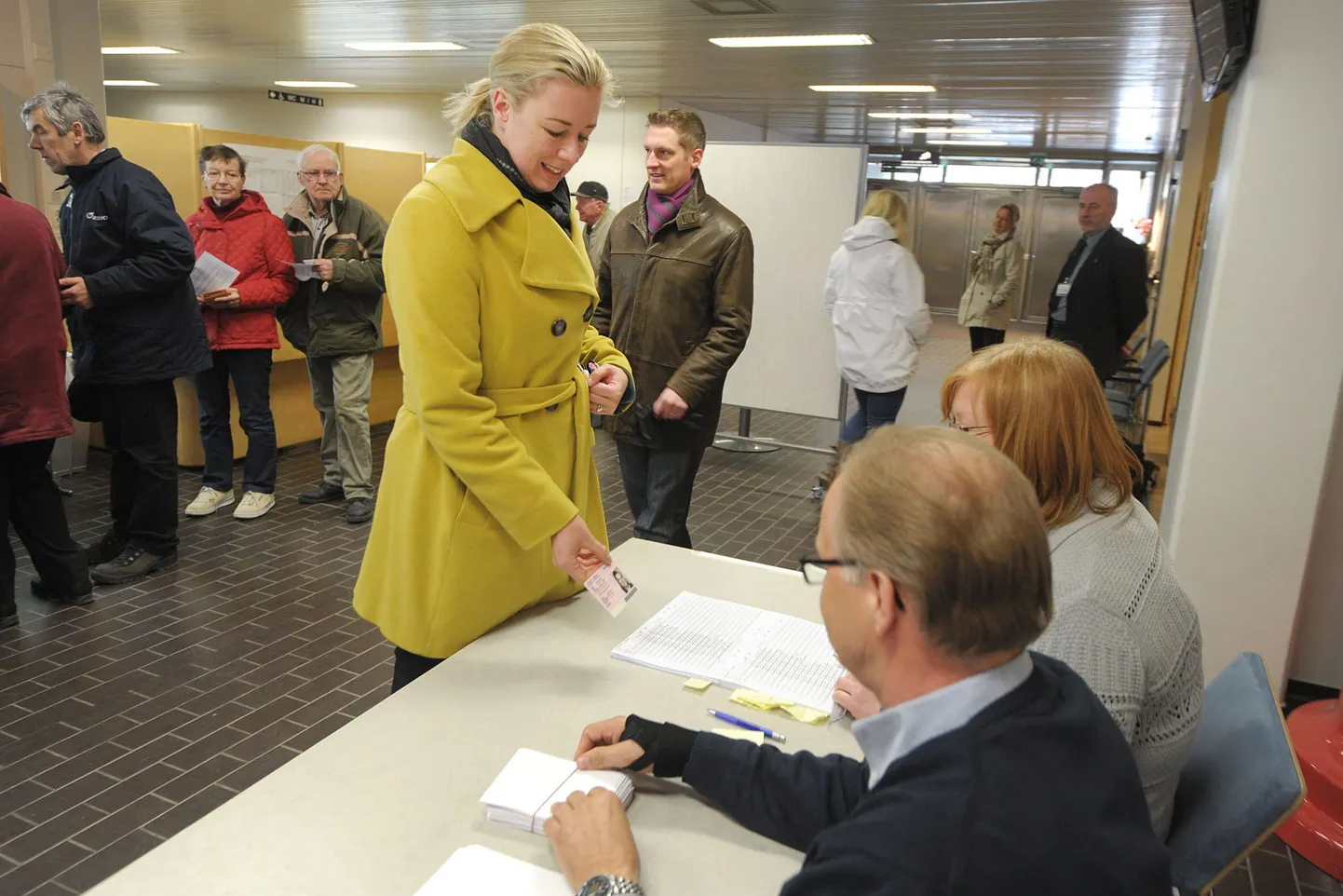Soome sotsiaaldemokraatide juht Jutta Urpilainen valimisjaoskonnas.