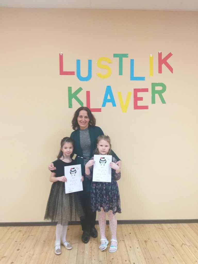 Pärnu muusikakooli klaveriõpilased Amelia Rydik
(vasakul) ja Loore-Ly Kuusiku õpetaja Renata
Marksaluga.