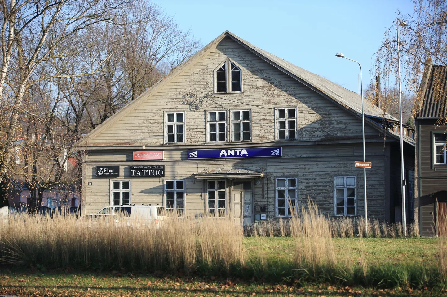 Narva mnt 101 majas tegutsevad mitmed rentnikud, näiteks kunstnikud ja trükikoda.