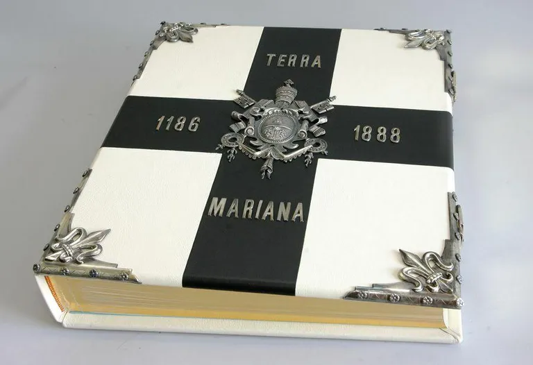 Albumi «Terra Mariana 1186–1888» faksiimile. Valges nahkköites ladinakeelse teose kinkisid Balti provintside katoliiklased paavst Leo XIII-le 1888. aastal, originaali
säilitatakse Vatikanis.