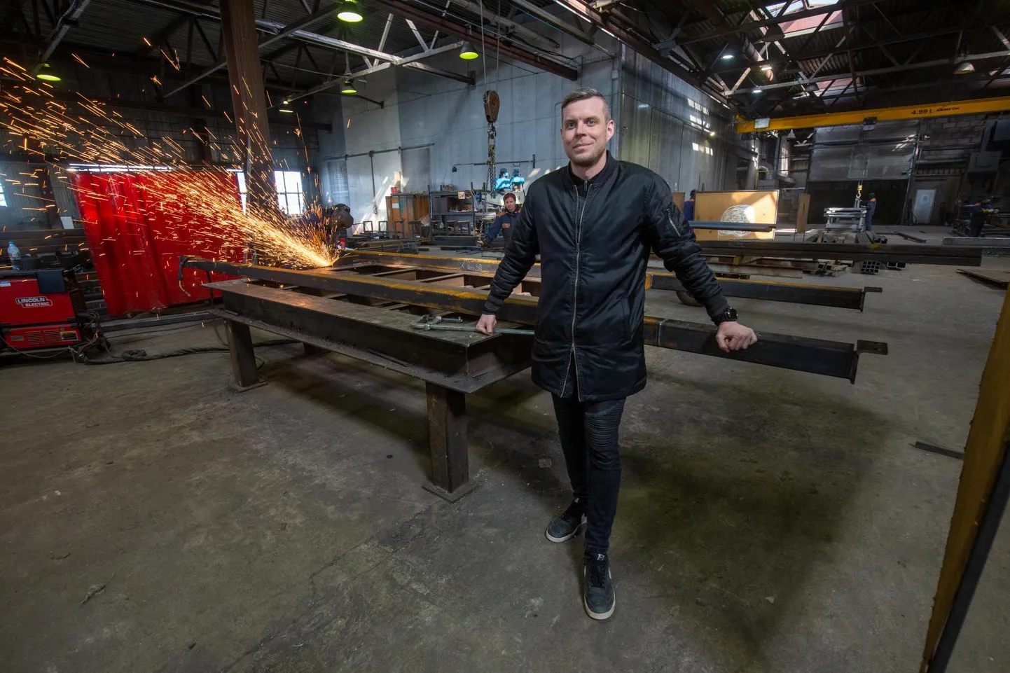 Kamara külast tegevuse Karksi-Nuia kolinud AMV Metallis käib töö metalli hinna tõusust hoolimata suure hooga. Ettevõtte juhatuse liige Andre Aavastik rääkis, et peagi saadakse pealinnas ühele poole toidupoe ehitusega ja järgmine ootab juba ees.