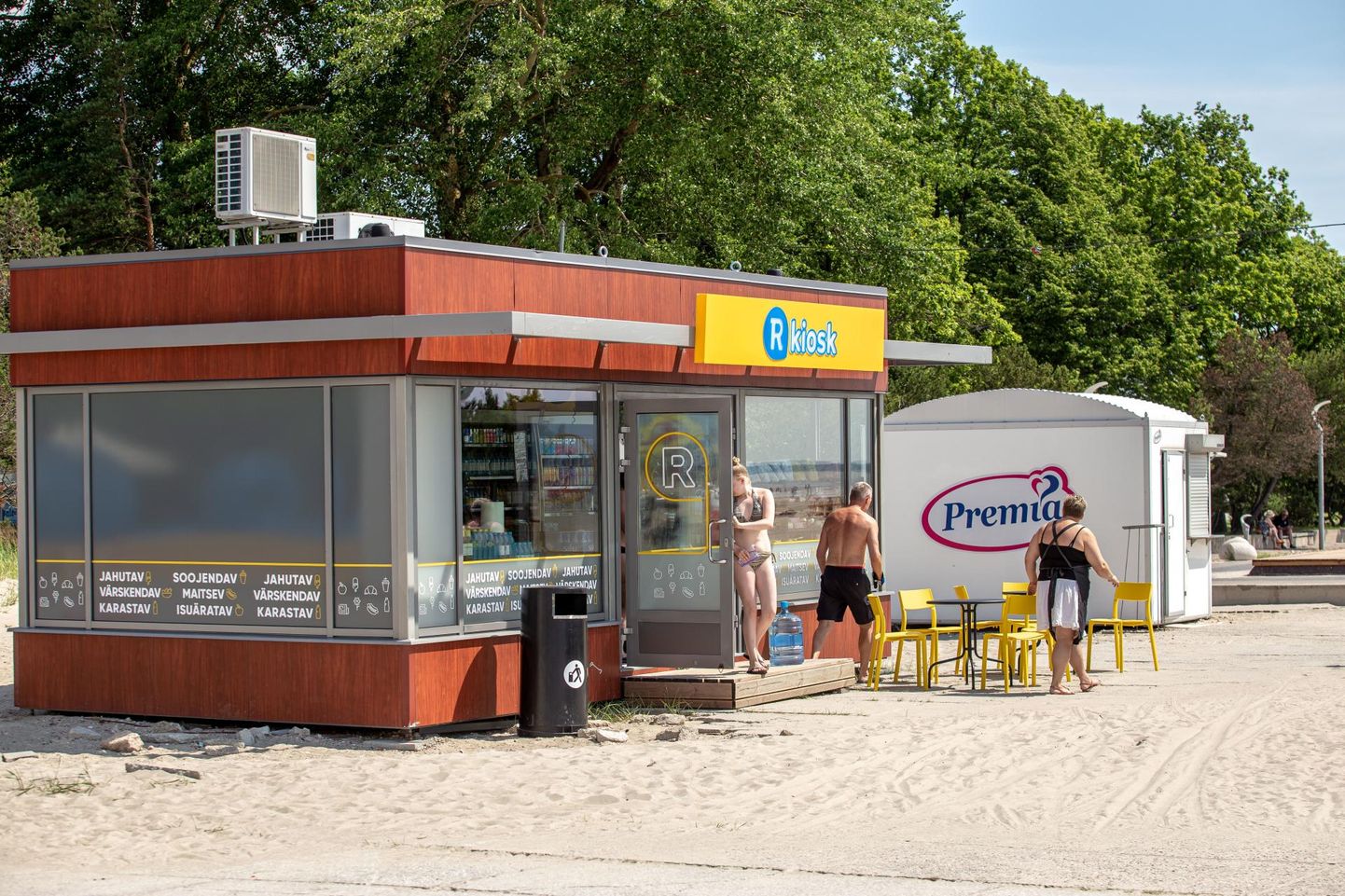 Kioskeid, mis rannalise janu ja söögiisu rahuldaksid, on Pärnu rannas vähe. Aina vähemaks jääb rannamelu.