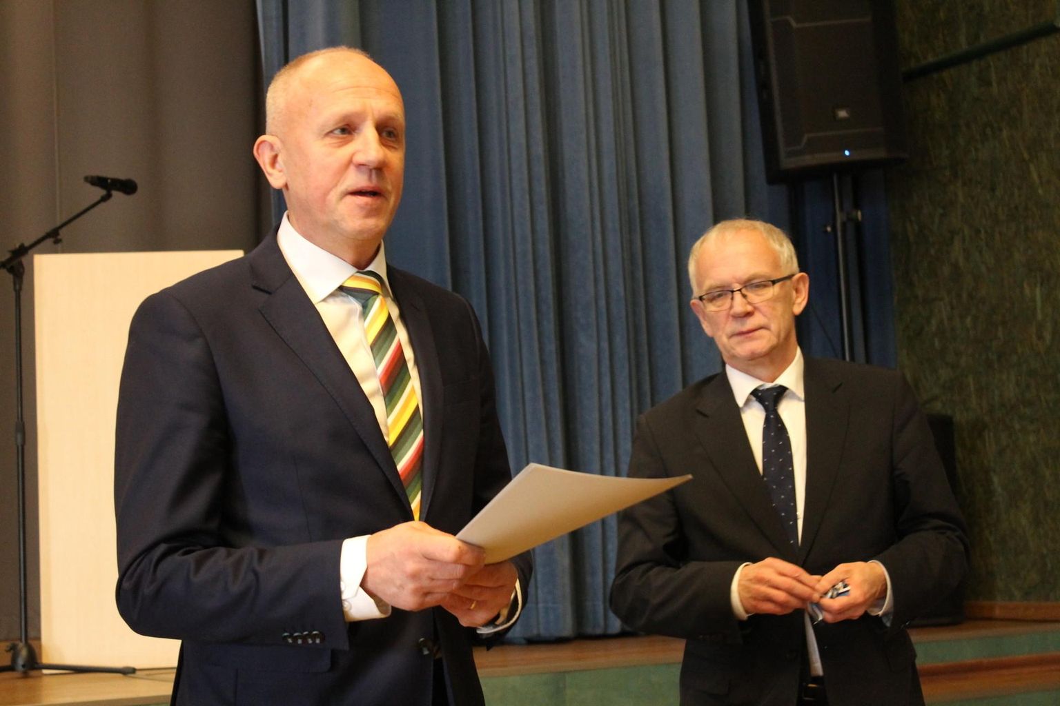Kadrina keskkooli diretor Arvo Pani (vasakul) ja riigikogu esimees Eiki Nestor.
