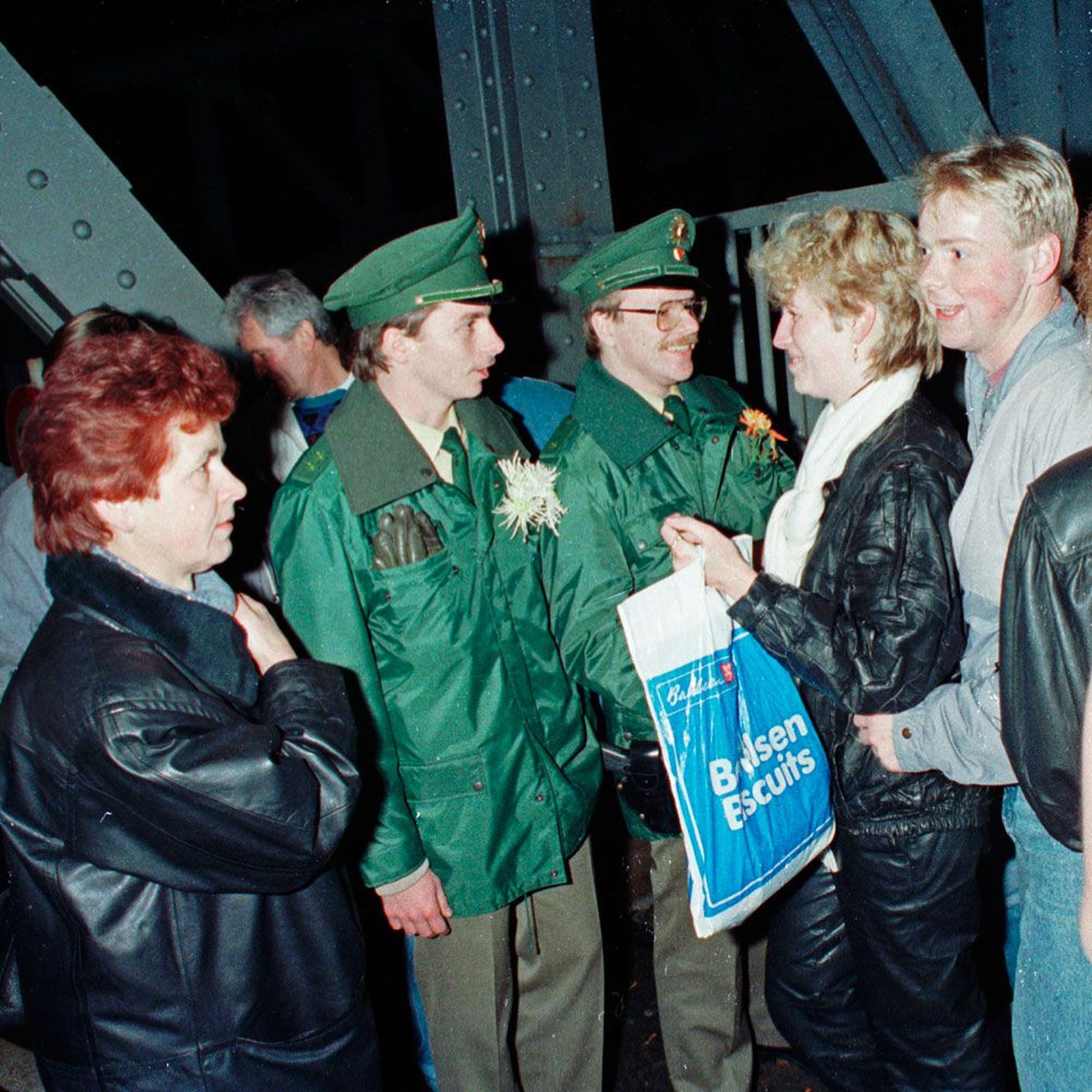 Rõõmus kohtumine 1989. aastal. Lääne-Saksa piirivalve tervitab idasakslasi.