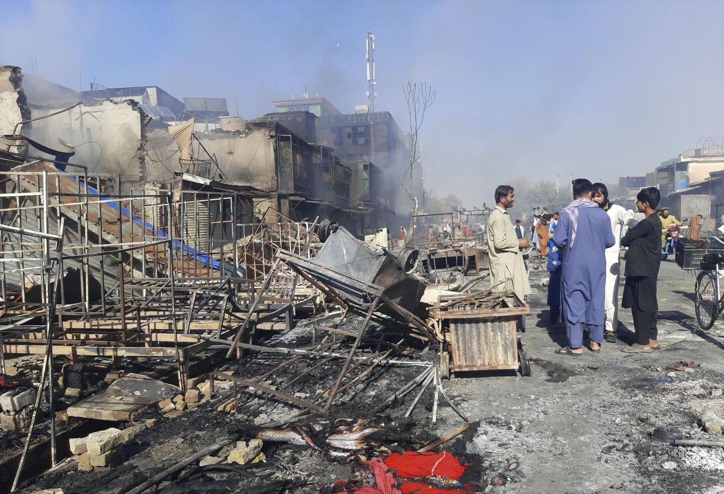 Lahingutes hävitatud poed Kunduzi linnas.