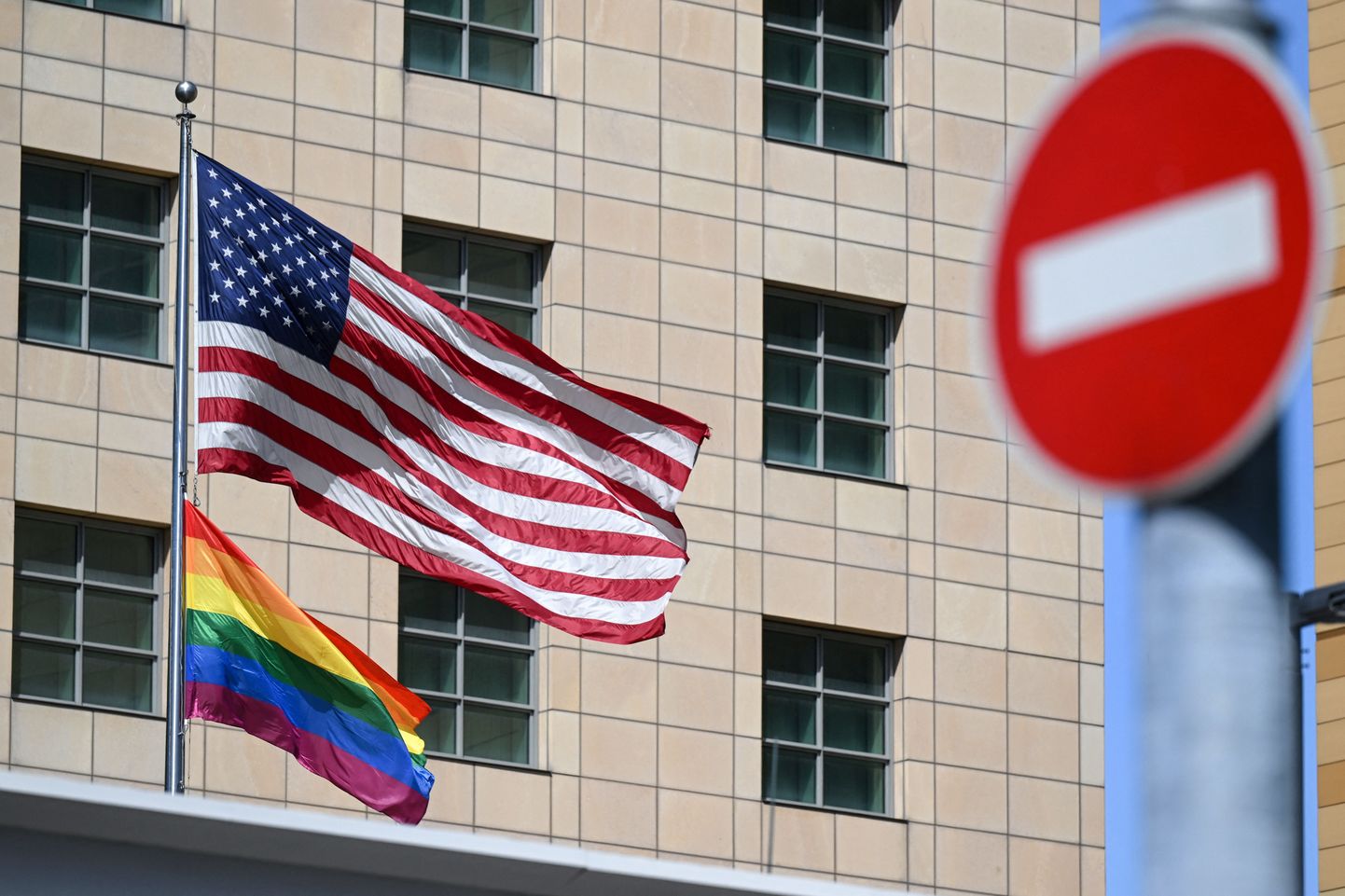 USA saatkond Moskvas lisas oma lipu juurde ka vikerkaarelipu.