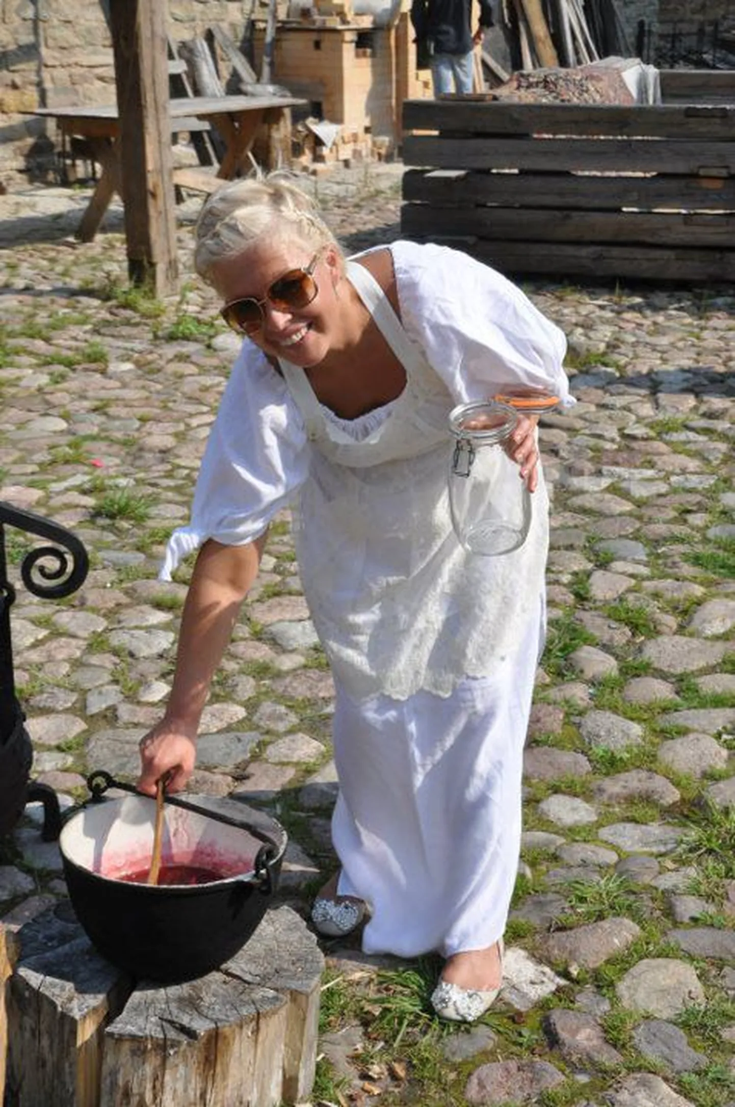 Evelin Ilves keetis hoidistefestivalil roosiželeed.