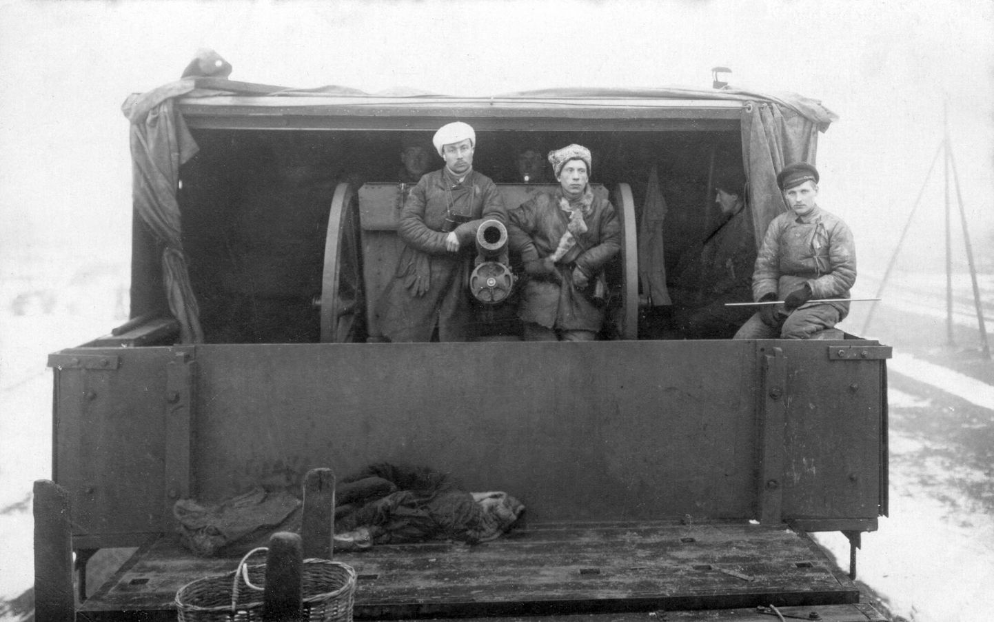 Laiarööpmeline soomusrong nr 1 ja selle komandör kapten Anton Irv (vasakult esimene).