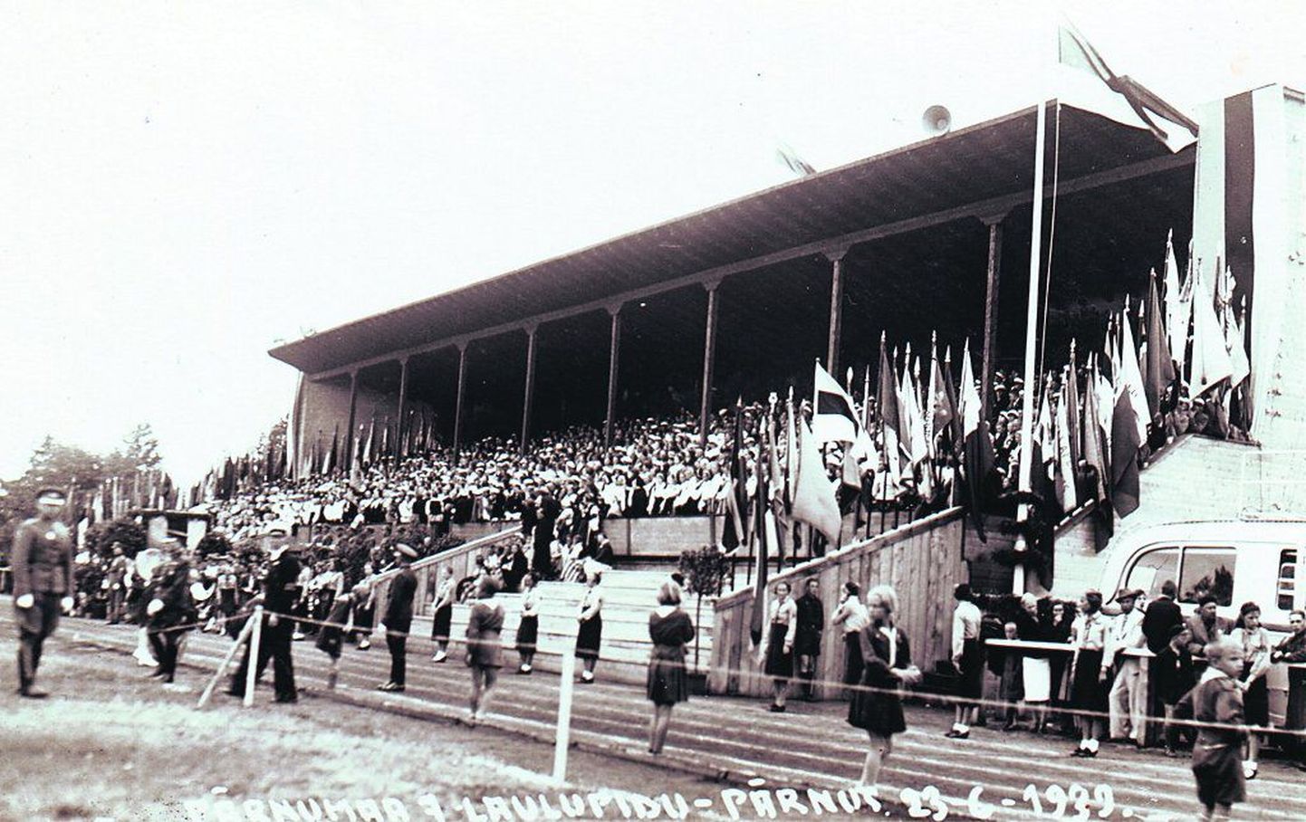Pärnmaa VII laulupidu staadionil oli pühendatud, nagu sel aastal kombeks kuurordi 100. aastapäevale.
