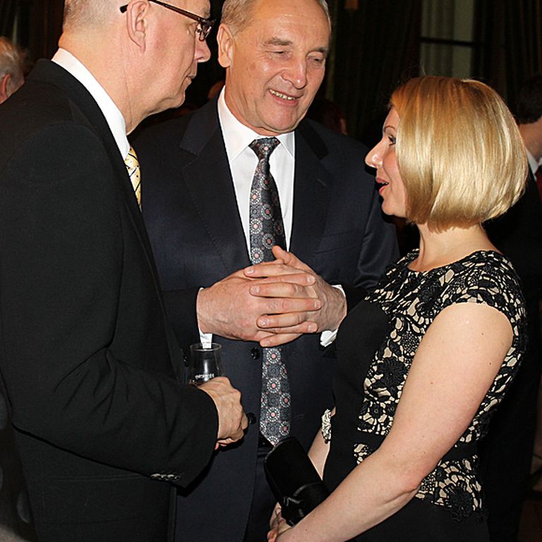 Skat, cik Valsts prezidents Andris Bērziņš ir labā omā «Lielās mūzikas balvas 2012» banketā, draudzīgi tērzējot ar sievu Daci Seisumu un eksprezidentu Valdi Zatleru. 