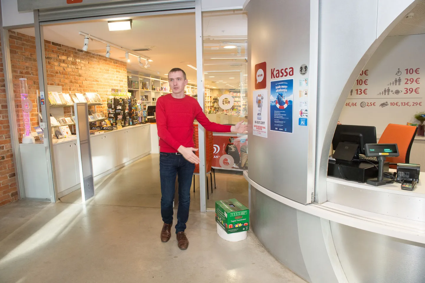 Teaduskeskuse Ahhaa juht Andres Juur rääkis, et fuajee ümberehituse käigus tehakse suuremaks kassa, kus praegu vonklevad tihti pikad järjekorrad. Ruumi saab juurde ka tema selja taga olev teaduspood.