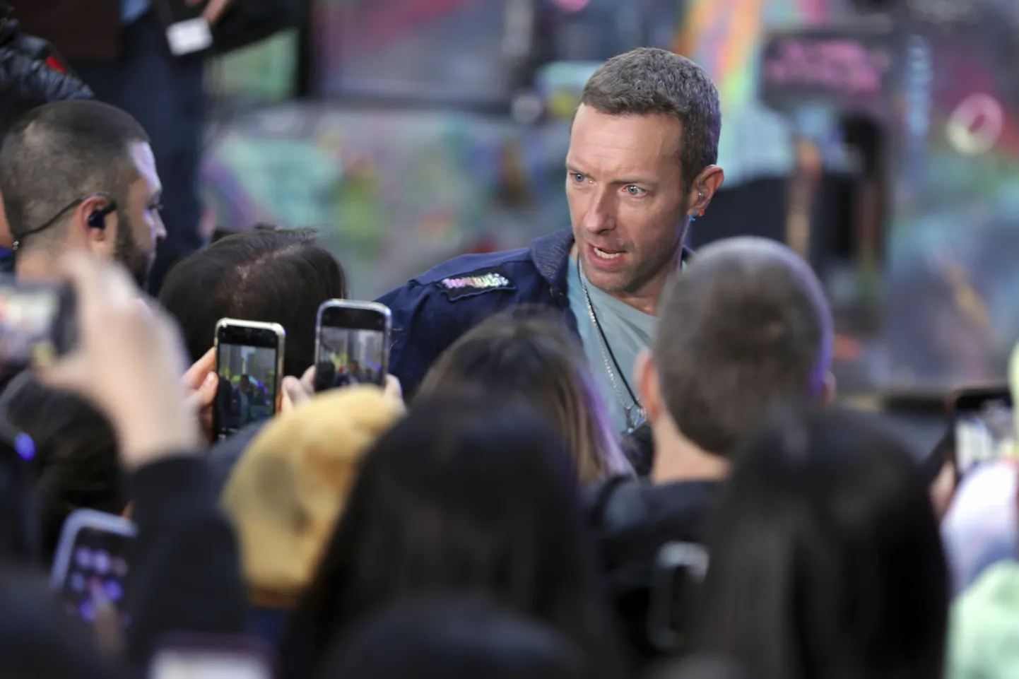 Coldplay kontserdi Melbourne'is peatas õnnelik õnnetus, kui Chris Martin tagurpidi kõndides kukkus.