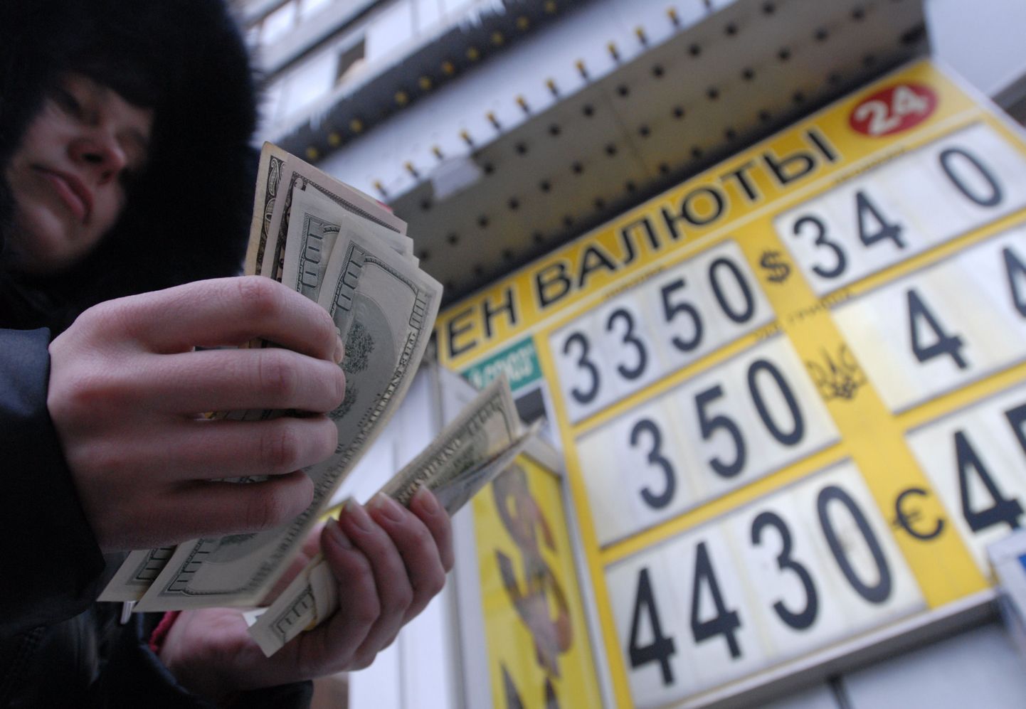 Moskvalane valuutavahetuspunkti juures dollareid üle lugemas.