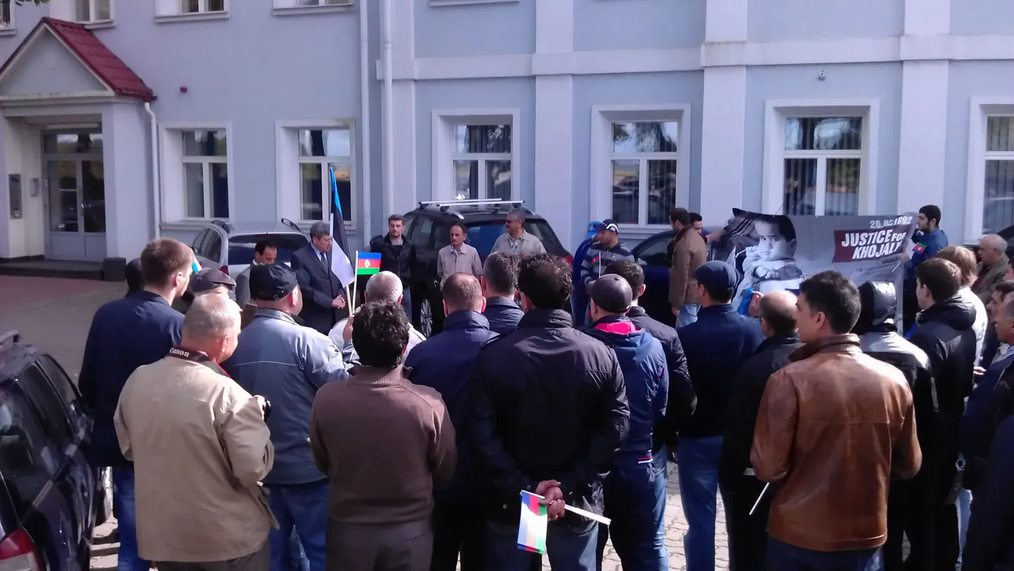 Meeleavaldus Aserbaidžaani saatkonna ees.