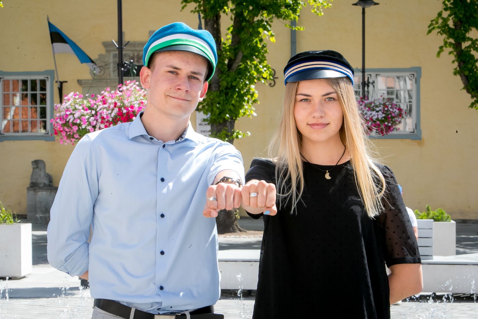 VIIMASED: Torm Vatsfeld SÜG-st ja Anni Lember KG-ist on viimased lõpetajad, kes kannavad vaid Anne Olopi ja Liina Õuna tehtud logodega lõpusõrmuseid.