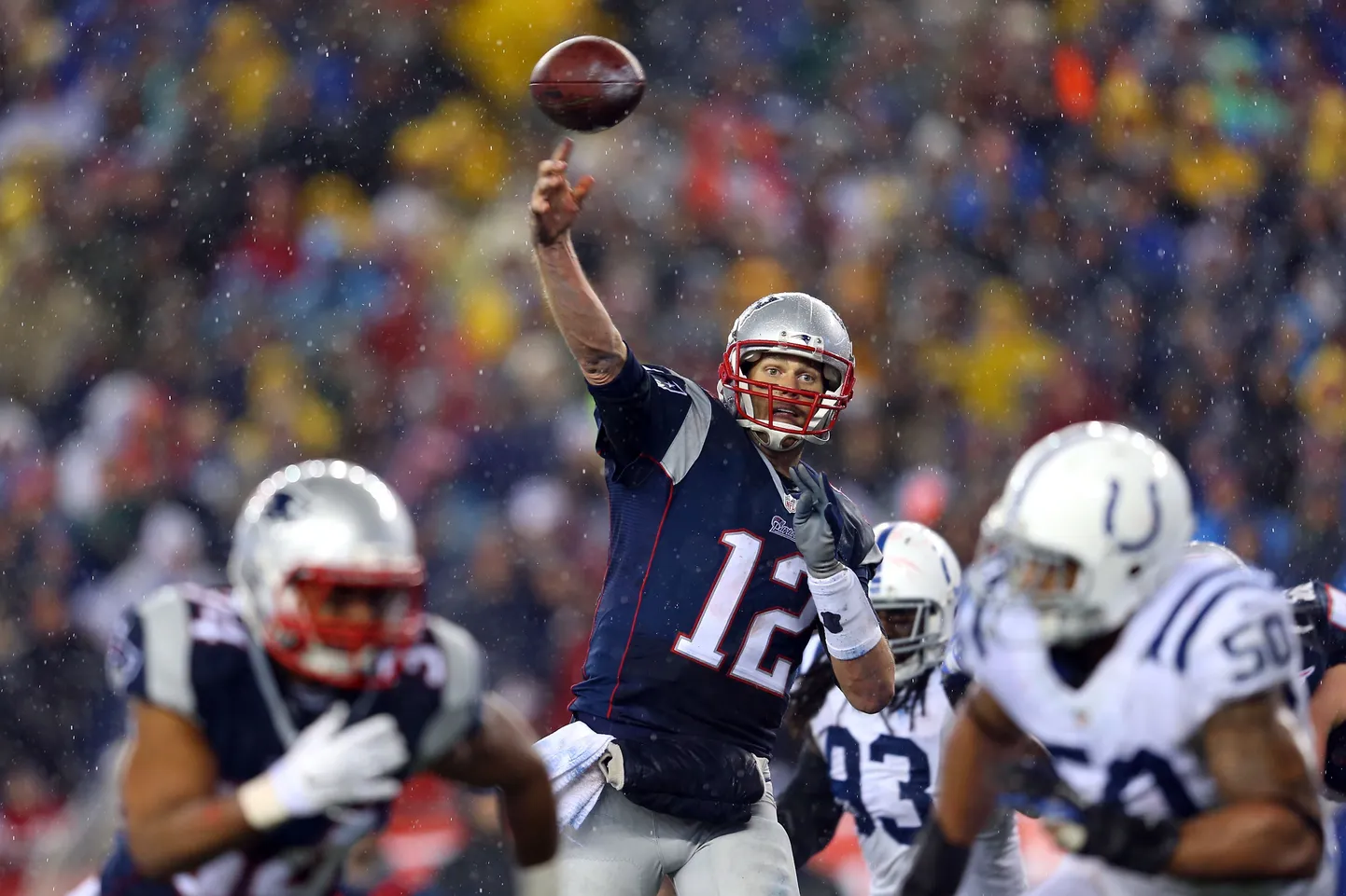 See pilt toonasest mängust tehti kolmandal veerandajal, kui Tom Brady (12) loobitavad pallid olid juba täis pumbatud