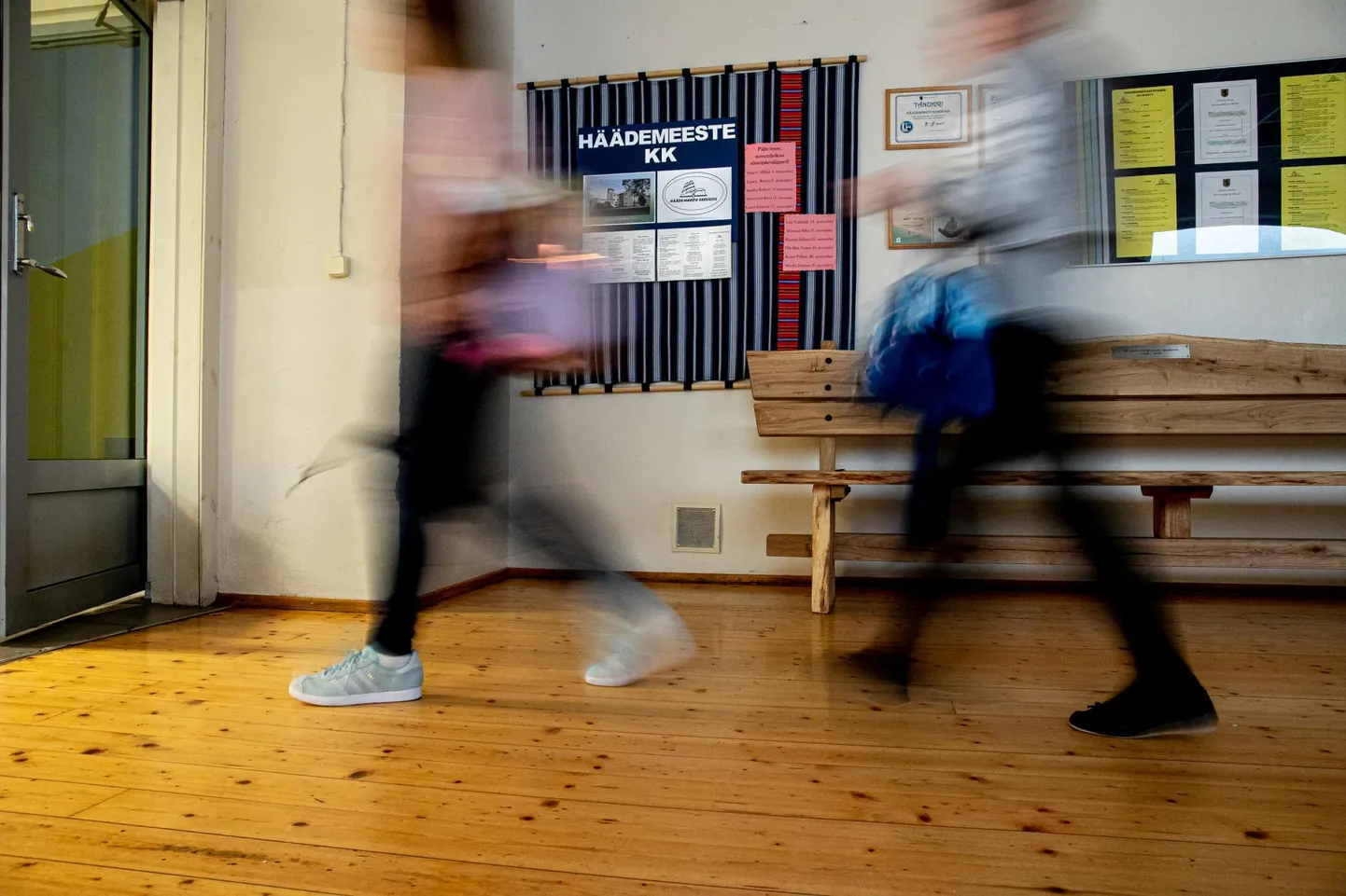 Häädemeeste keskkool paistab eile avaldatud riigieksamite edetabelis silma tublide tulemustega. Üheks edu võtmeks võib pidada just kooli väiksust. Ühtlasi on see põhjus, miks kooli gümnaasiumiosa ähvardab sulgemine.