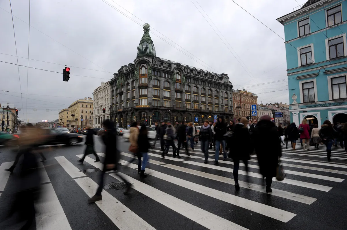 A view of the Singer House on Nevsky Prospekt, where Pavel Durov and his team worked for years. It was from the windows of this office that a businessman once scattered five-thousand-ruble banknotes and laughed as passersby tried to catch them.