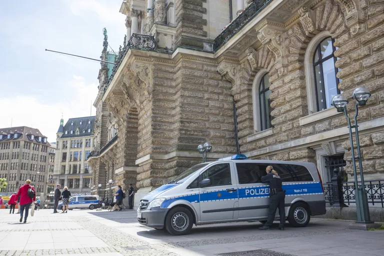 Politseinikud Hamburgi raekoja juures