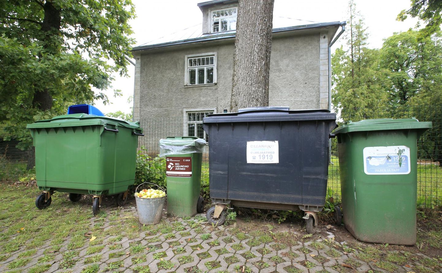 Keskkonnateenuste rikkiläinud prügiautode pärast jäi Tammelinna elaniku biojäätmete konteiner kolm nädalat tühjendamata, eile lõunaks oli lõpuks kord majas.