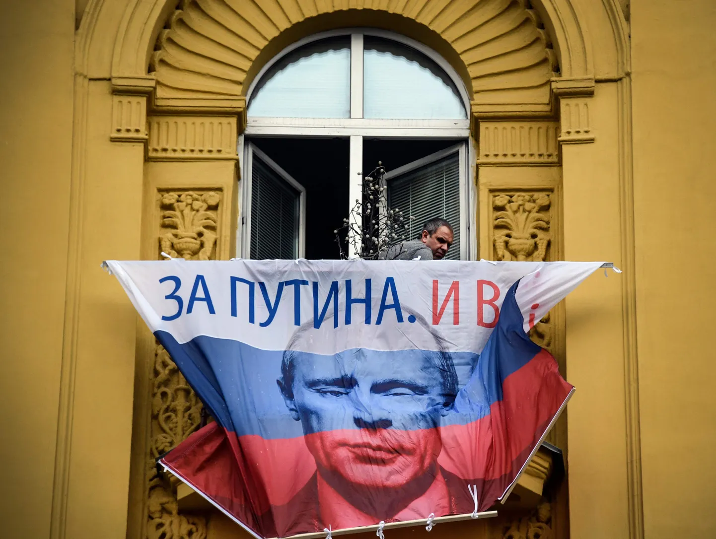 Karogs ar Krievijas diktatora Vladimira Putina seju pie kādas mājas Krievijā. Uz karoga rakstīts "Par Putinu un viss".
