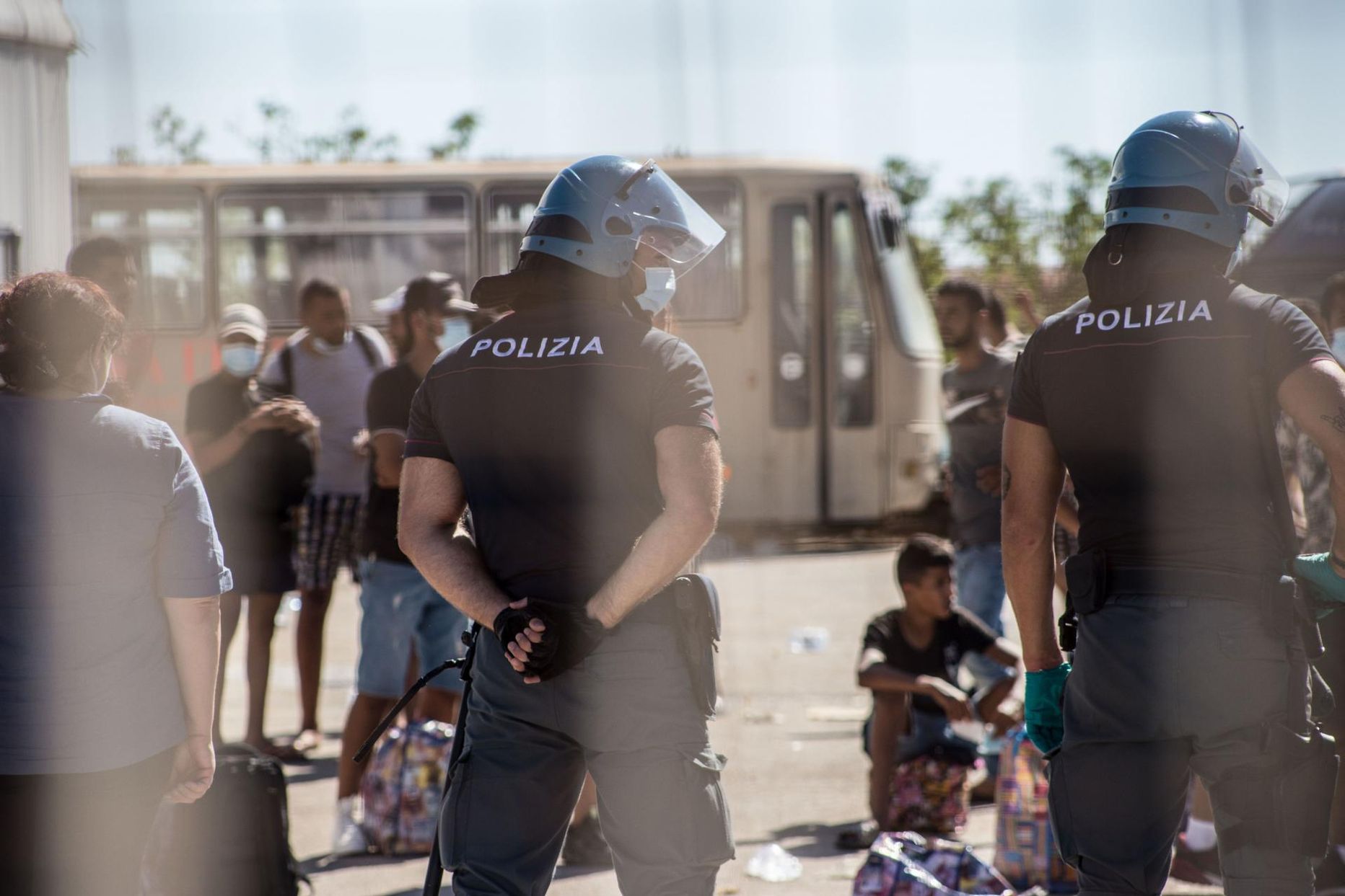 Politseinikud valvamas Porto Empedocle karantiinikeskust.