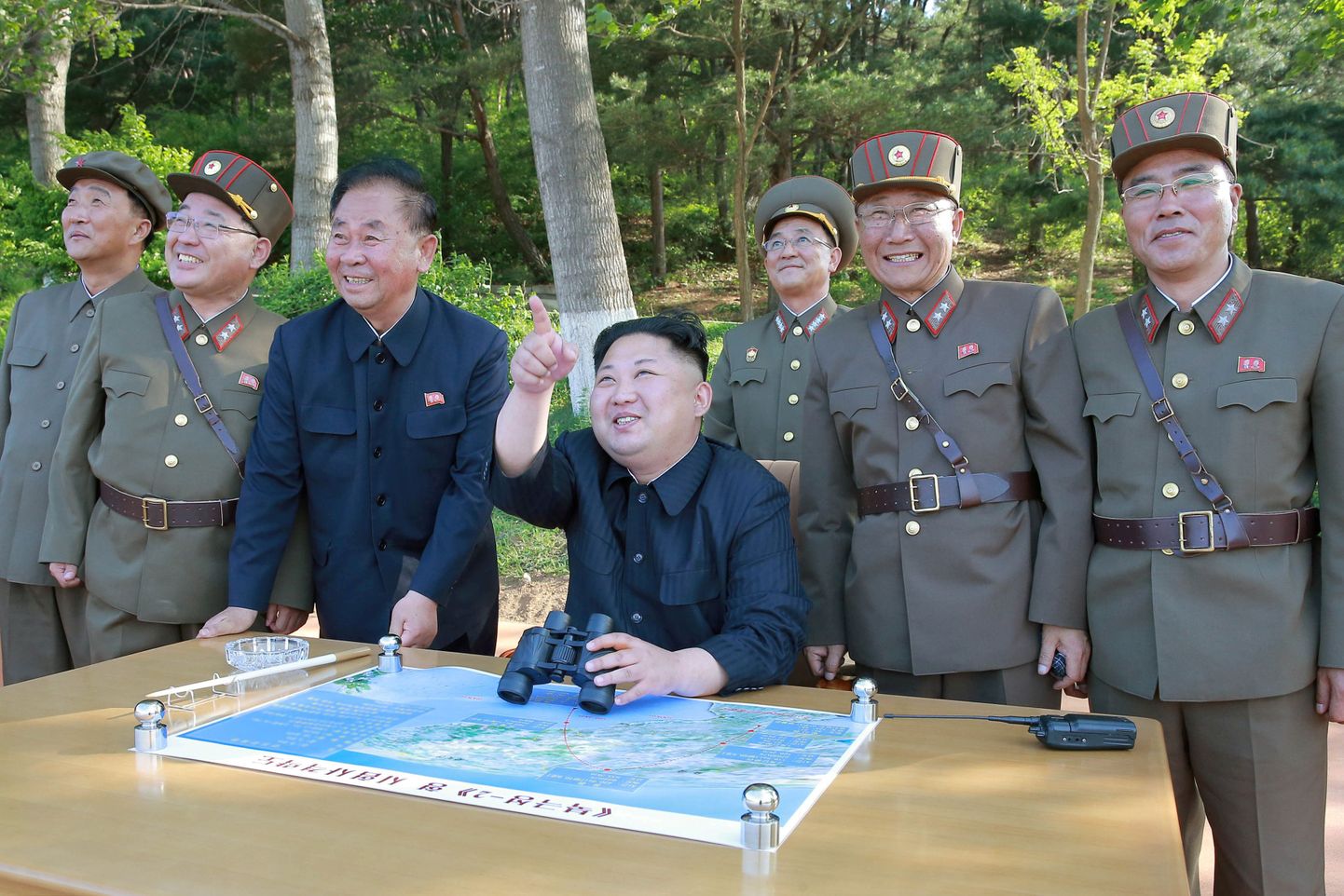Põhja-Korea liider Kim Jong Un koos Kim Jong Siki (paremalt teine), Ri Pyong Choli (paremalt kolmas) ja Jang Chang Haga (vasakul) keskmaaraketi katsetust jälgimas.
