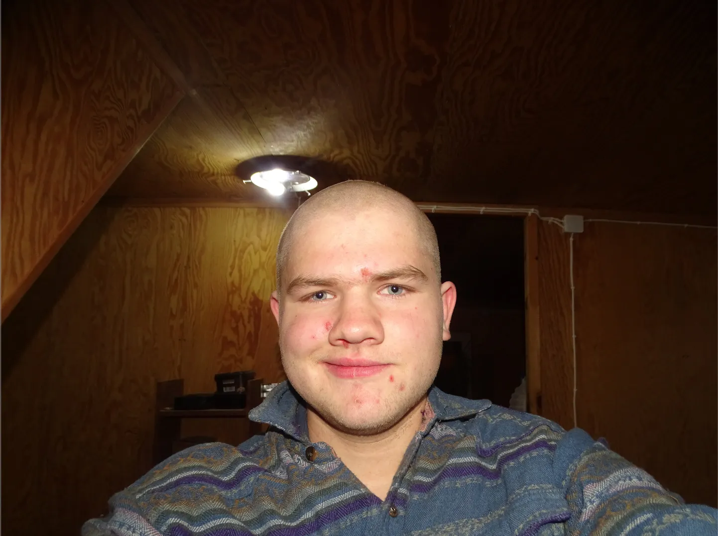 Värskeim foto, mille mees ise enne kodust lahkumist tegi. Sellel on näha, et otsitav mees on kiilas ning tal on arvatavasti seljas sinisekirju pikakäisega pluus.