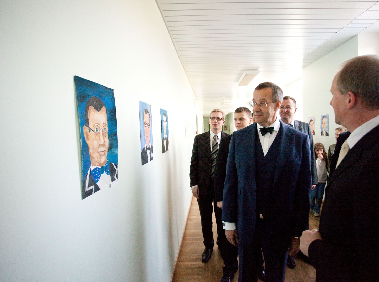 President Toomas Hendrik Ilves visiidil Kadrina keskkooli, kus sai näha ka õpilastööde näitust.