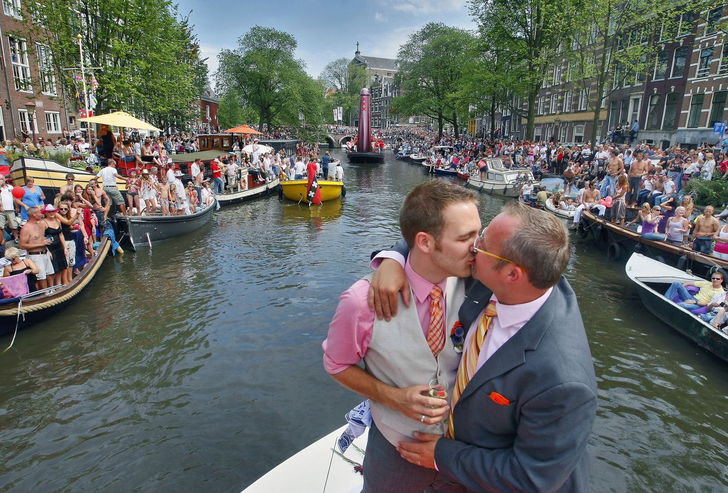 Euroopa geipealinn Amsterdam avas homoturistidele mõeldud infopunkti GAYtic. Pildil augustis toimunud geiparaad.