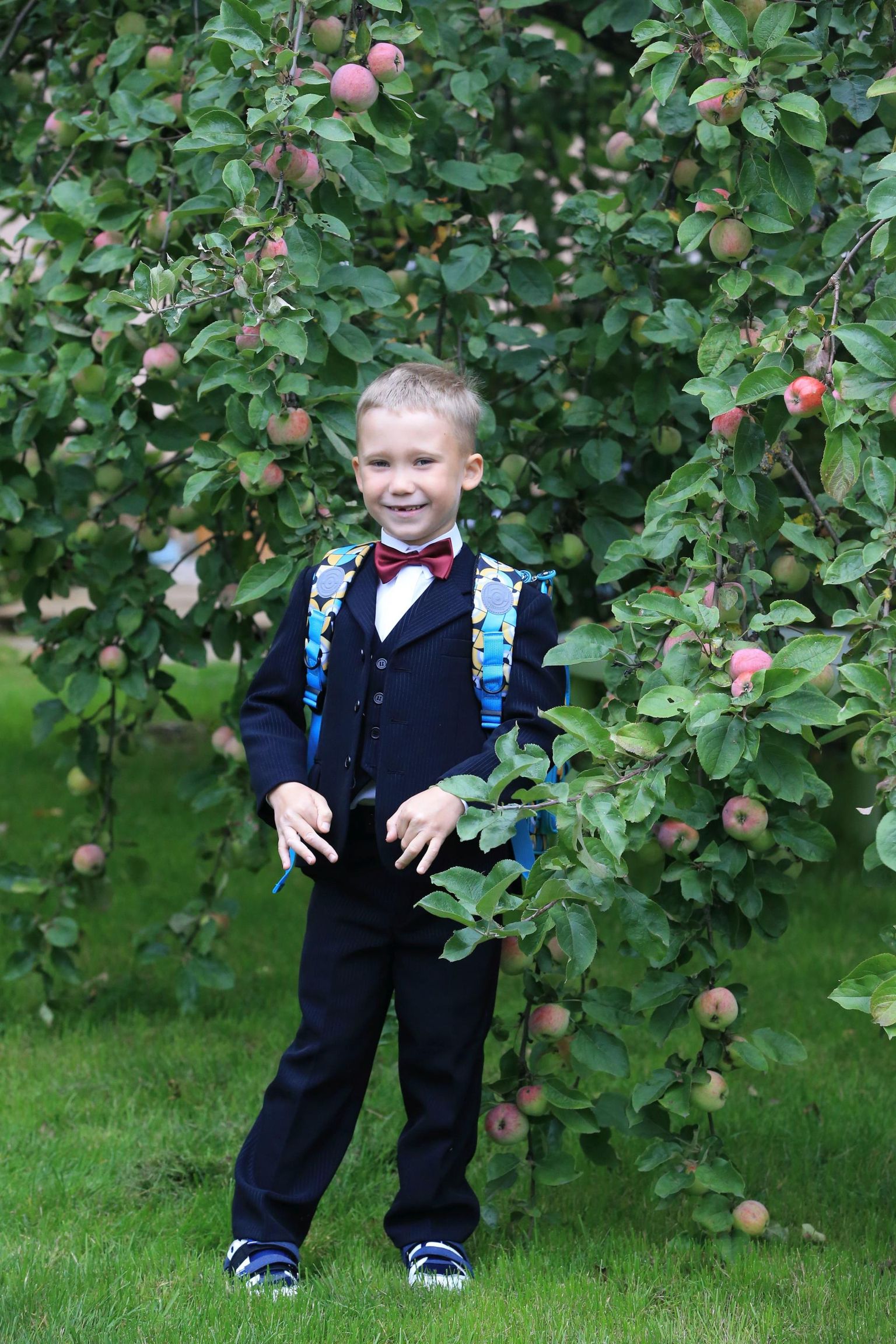 Koolikott seljas, läks Matvei Junkin eile aeda õunapuu juurde, kus on ka kartuli- ja porgandipeenrad ning mustasõstrapõõsas. Täna läheb ta kooli aktusele.