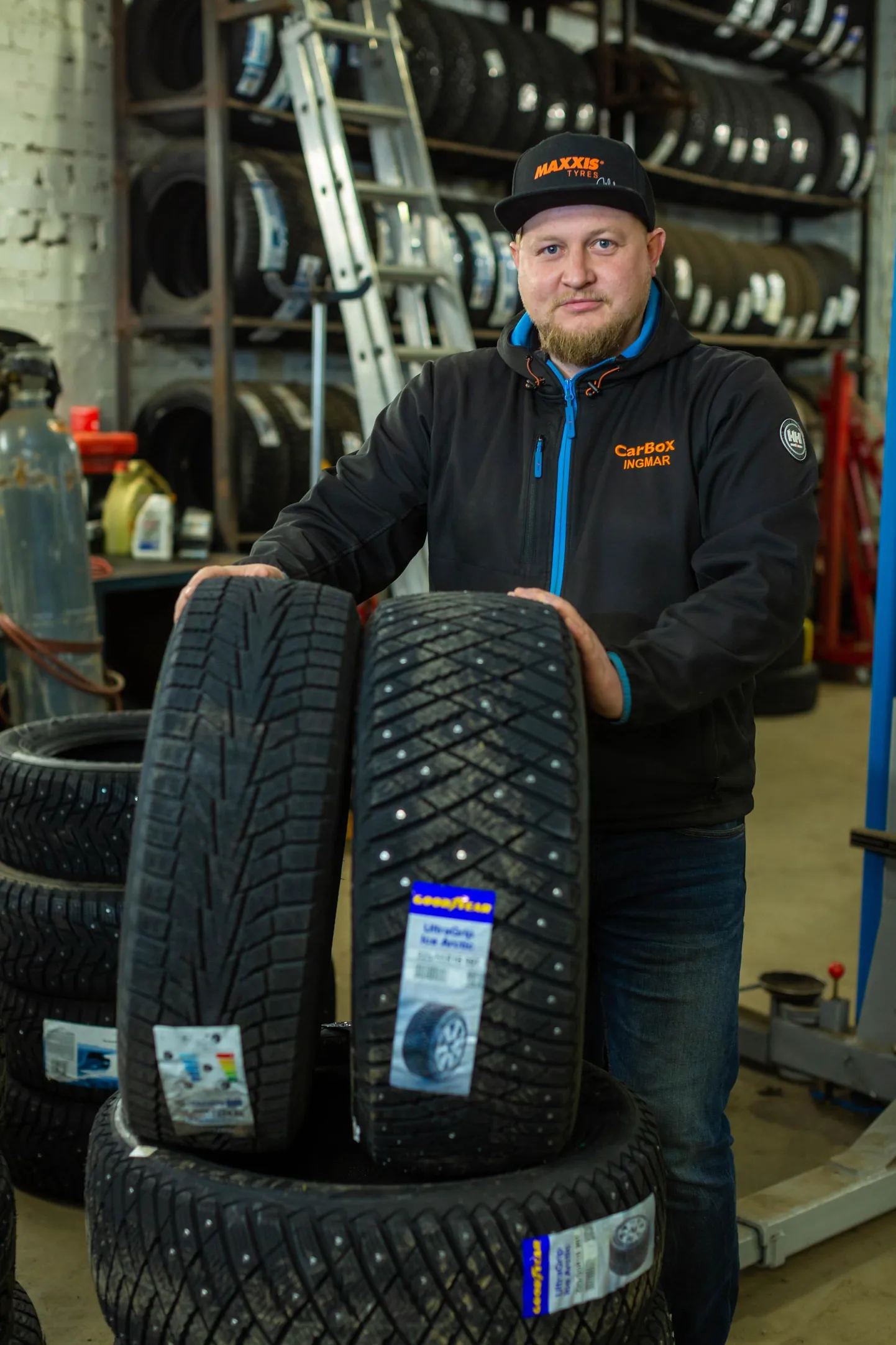 Valga rehvitöökoja Carbox juhataja Ingmar Hinn rääkis, et ühes tunnis jõuavad nad ära vahetada nelja auto rehvid.