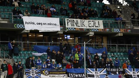 FOTO ⟩ Eesti jalgpallifännid avaldasid Pohlaku vastu meelt