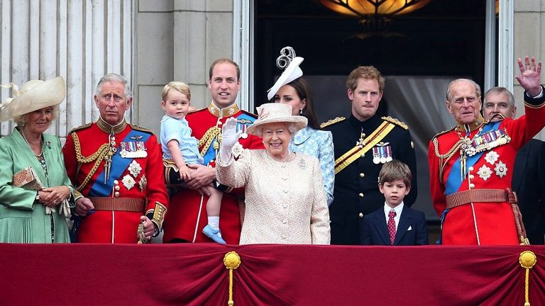 Члены королевской семьи во время парада в 2015 году. Через несколько лет принц Эндрю (крайний справа), принц Филипп (в красном мундире справа) и принц Гарри (в черном мундире) перестанут исполнять обязанности "старших членов" королевской семьи