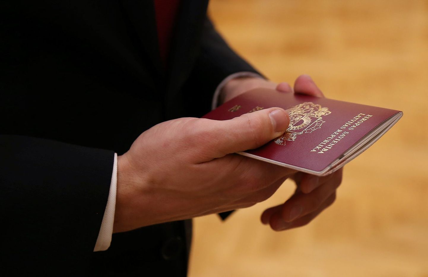 Паспорт гражданина Латвии. Фото иллюстративное.
