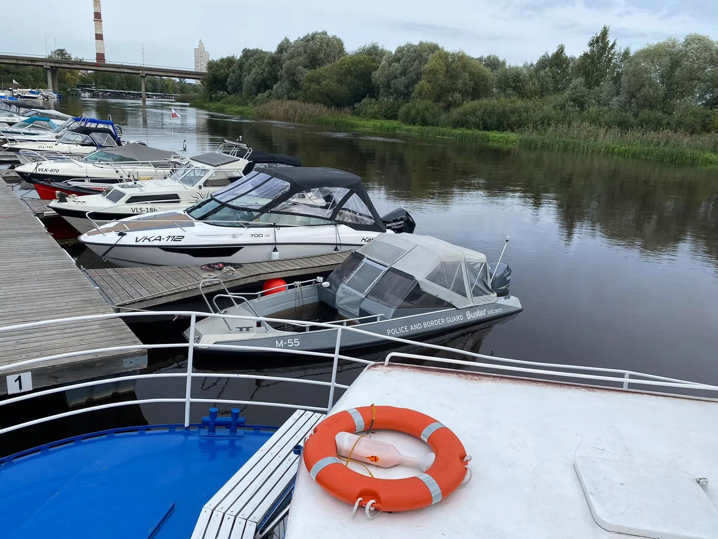 Veega täitunud mootorpaat Emajõel