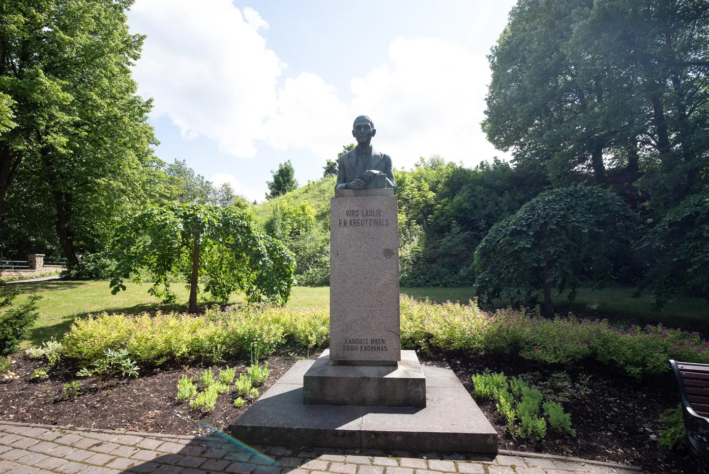 Kreutzwaldi kuju seisab Rakveres alates 1937. aastast.