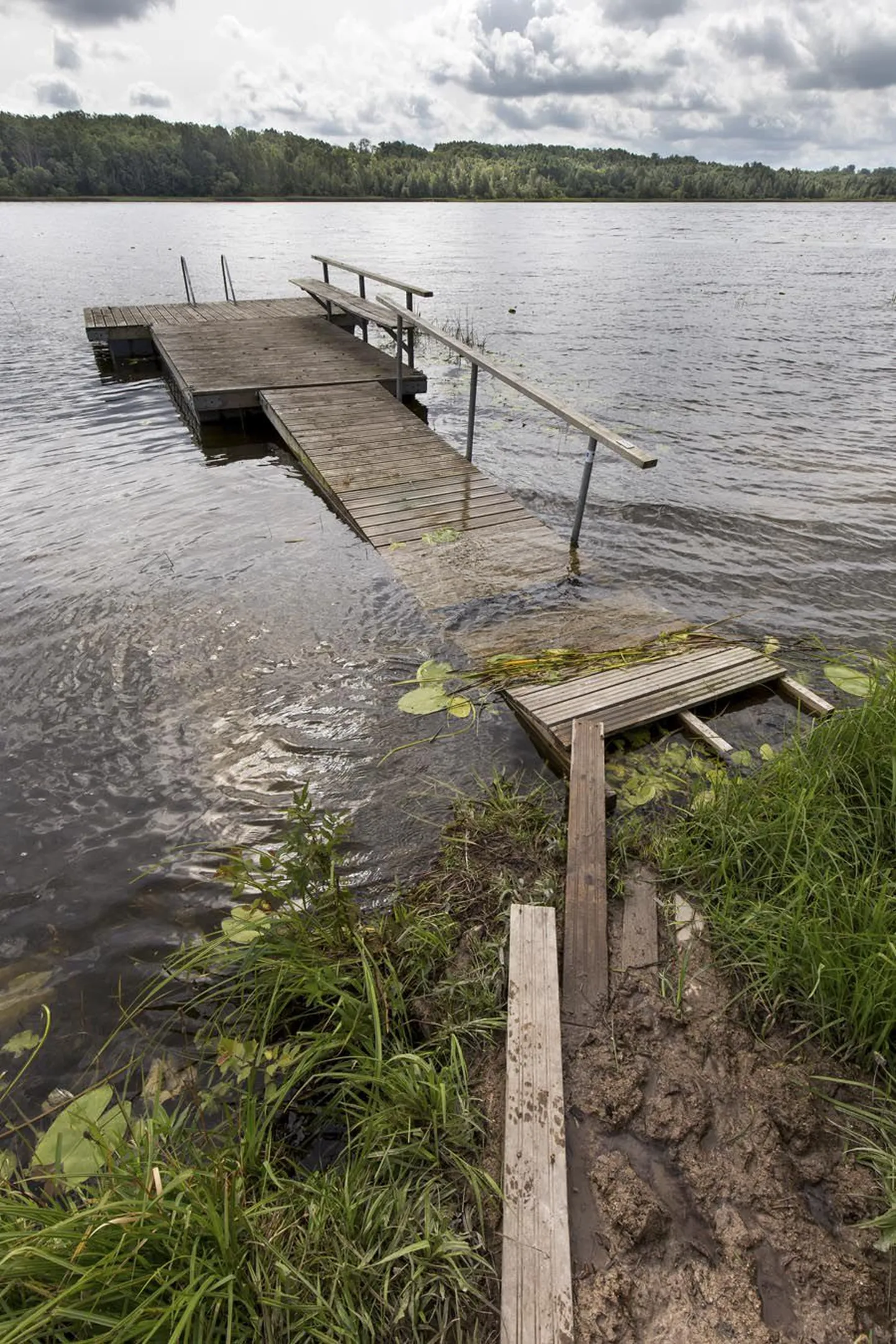 Viljandi järve ääres Huntaugu ranna läheduses olev katkine sild peaks täna korda saama ning siis saavad ujujad ja päevitajad seal taas mõnusalt aega veeta.