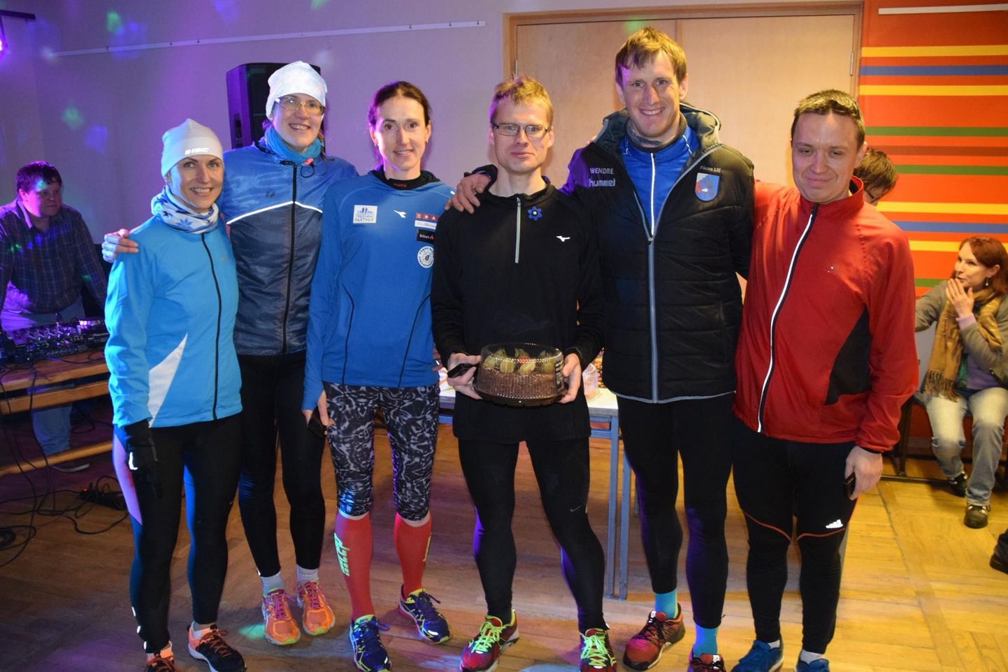 Pärnu võidukas jookstiim: Elise Saarna, Argo Paavel, Riina Rahuoja, Aado Metsis, Klarika Kuusk ja Raio Piiroja.