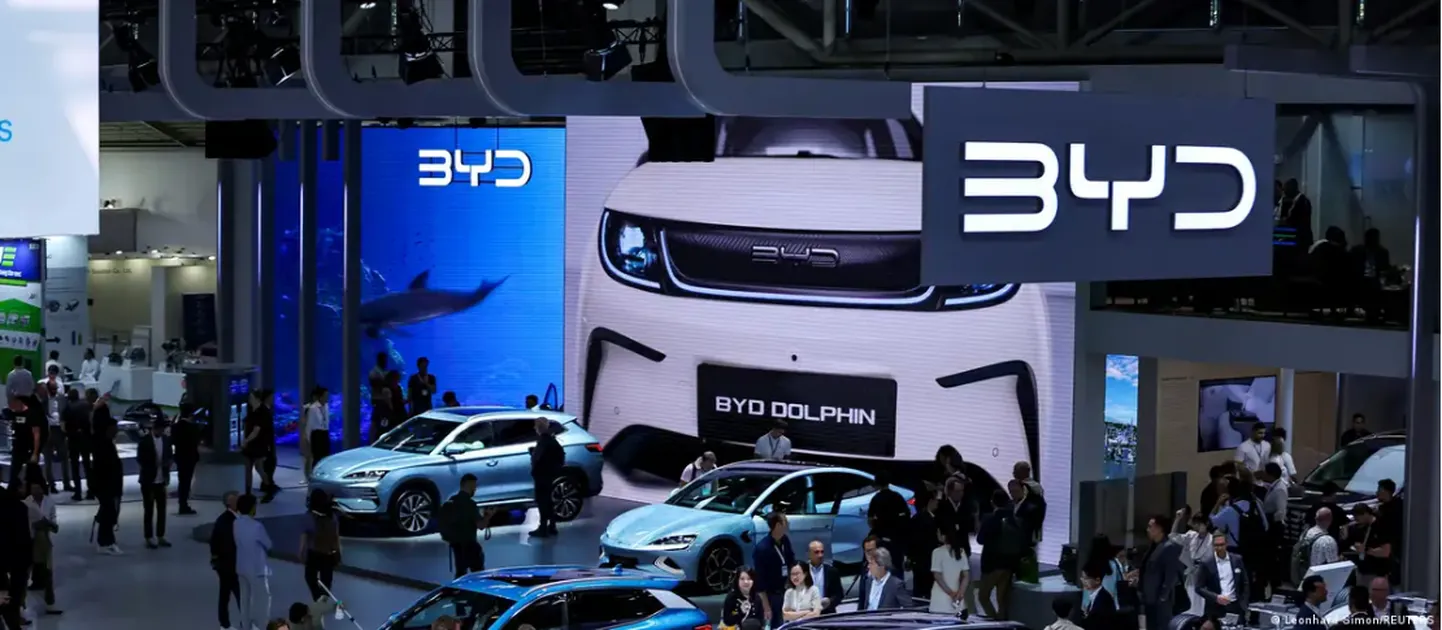 Стенд китайской компании BYD на международном автосалоне в Мюнхене в сентябре 2023 года