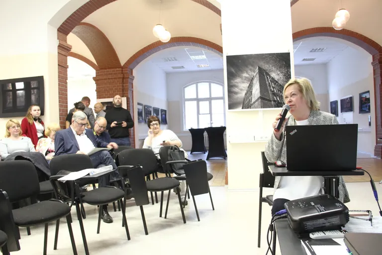 Доктор архитектуры из Санкт-Петербуга Маргарита Штиглиц рассказывает о фабриках своих предков в Ивангороде на конференции в бывшей главной конторе Кренгольма.